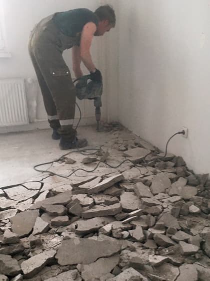 Профессиональное снятие цементной и бетонной стяжки в квартире